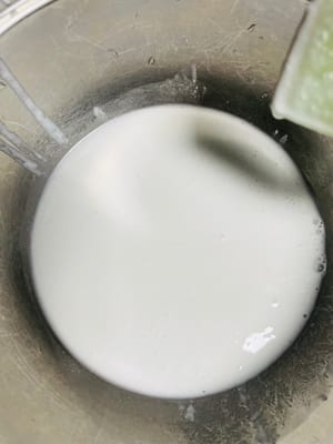 불린 쌀에 물 50g을 더한 후, 푸드 프로세서로 갈아 고운 쌀풀을 만듭니다.