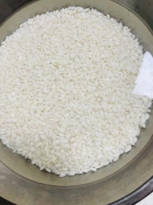 250 쌀을 씻어서 물에 1시간 담가두세요