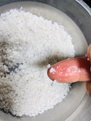 오래된 슬러리를 준비합니다. 계피쌀 125g을 조심스럽게 씻은 후 쌀알이 손으로 쉽게 으깨질 때까지 5시간 이상 물에 담가둡니다.