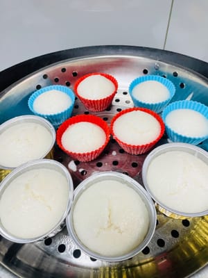 발효된 쌀풀을 좋아하는 틀에 70% 정도만 붓습니다. 쌀풀이 부풀어 오르기 때문입니다. 냄비에 넣고 찐 후, 물을 끓여 약 15분간 쪄줍니다.