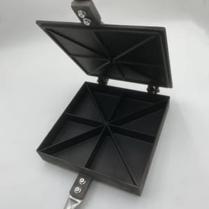 이 삼각 케이크 틀은 무게가 약 2.7kg(6파운드) 정도 되는데, 마치 헬스 기구처럼 생겼어요. 한 입 먹으려고 근육 단련하는 건 아깝잖아요. 게다가 몇 번밖에 안 썼거든요. 구석에 먼지 쌓일 것 같고요. 부엌이 워낙 비싸서 따로 공간을 마련할 시간도 없어요. 그래서 갑자기 웨이트 트레이닝을 하고 싶거나 추억에 잠기고 싶을 때, 틀을 꺼내야겠어요. 지금? 쇼핑 카트에 넣어두고, 찜기에 먼저