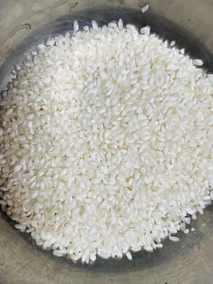 Prepare la papilla vieja: Lave cuidadosamente 125 g de arroz con canela y sumérjalo en agua durante más de 5 horas hasta que los granos de arroz se puedan triturar fácilmente con las manos.