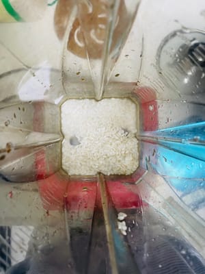 Agregue 50 g de agua al arroz remojado y mézclelo hasta obtener una pasta de arroz fina en un procesador de alimentos.
