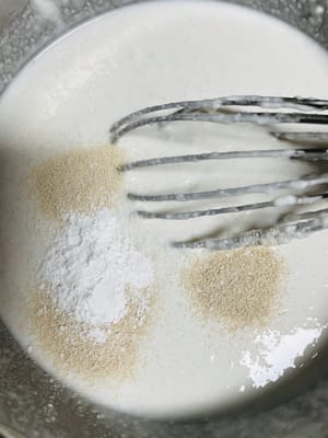 Mezclar uniformemente la masa vieja y la nueva, añadir 2,5 g de levadura y 2,5 g de polvo para hornear, cubrir con film transparente y dejar reposar hasta que duplique su tamaño.