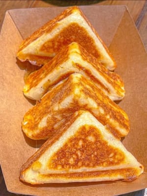 Aquí tienes algunas fotos de pasteles triangulares de internet para saciar tu antojo.
Los pasteles triangulares son el 