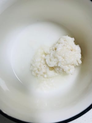 찬밥 75g, 발효밥 25g을 준비합니다.