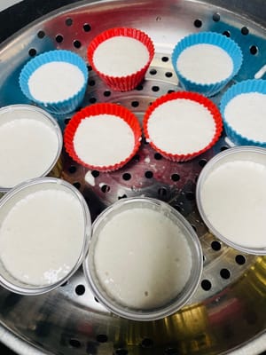 Vierte la pasta de arroz fermentada en tu molde favorito, llenándola solo hasta el 70%, ya que se expandirá. Cocínala al vapor en una olla, hierve el agua y cuécela durante unos 15 minutos.
