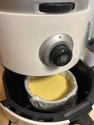 Coloque la masa del pastel en una freidora de aire a 180 grados durante 20 minutos (ajuste el tiempo dependiendo del modelo de la freidora de aire)