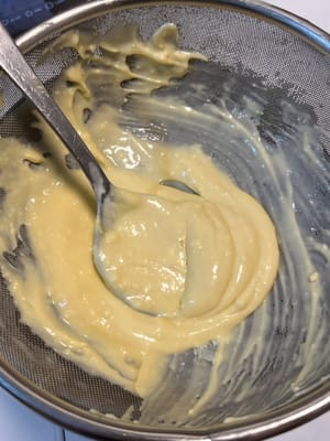 Puedes utilizar un colador para que la masa del bizcocho quede más delicada.