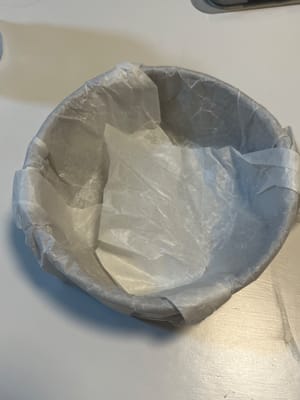 Cubrir el molde con papel de horno.