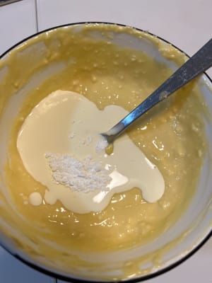 Agregue crema ligera y almidón de maíz y revuelva hasta que quede suave.