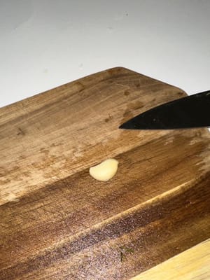 spicchio d'aglio (tritato)