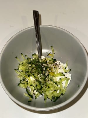 nella ciotola aggiungere il cetriolo filtrato, l'aneto, l'aglio tritato, il succo e la scorza di limone, sale e pepe.