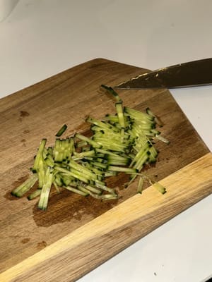 tagliare il cetriolo a fette e strizzarlo per eliminare tutta l'acqua fino a renderlo semi-asciutto come mostrato