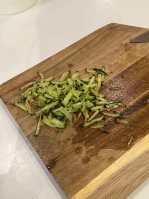 tagliare il cetriolo a fette e strizzarlo per eliminare tutta l'acqua fino a renderlo semi-asciutto come mostrato