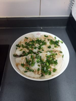 Y el filete de panga al vapor con fideos ya está listo para servir.
