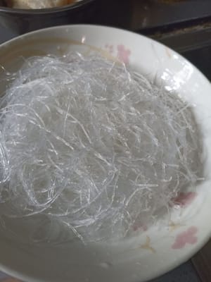 Preparar un plato y colocar encima los fideos.
