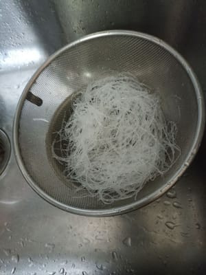 Después de 20 minutos, escurrir los fideos.
