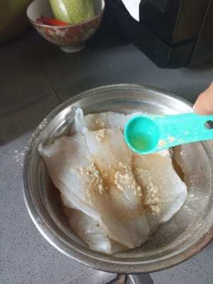 Agregue 1 cucharadita de vino de arroz, 1/2 cucharadita de pimienta en polvo, 1/4 cucharadita de sal.