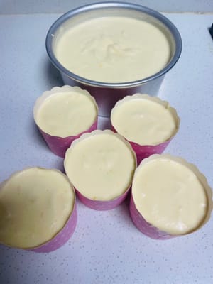 我做了几个杯子蛋糕，方便外带分享😀
~~
气泡必震！血泪教训！把面糊倒进模具，划重点！震气泡环节不能省！ 我因为当时家里不能大声震模，偷懒没好好震，结果蛋糕组织有气孔，没达到我的要求，也是一个反面教材😂。
震完放进预热好的烤箱下层，130 - 150℃烤50 - 60分钟（不同烤箱脾气不同，拿筷子插入蛋糕中心，拔出来干净没面糊就熟啦 ）；出炉后立刻倒扣晾凉，防止蛋糕塌腰，变成“矮胖墩”～
^_^纸杯蛋糕烤2 5分钟就要快速取出来，不然会烤干。