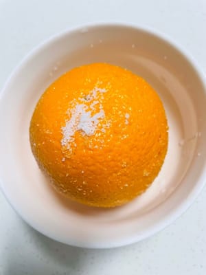 橙子皮用盐搓洗干净，可有效去除表面蜡质与杂质。