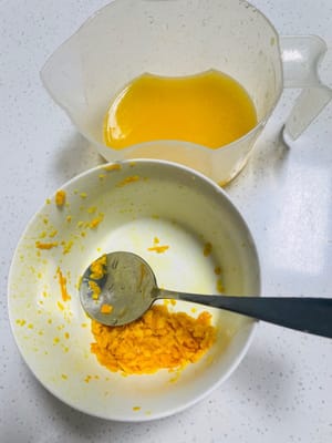 取橙汁：橙子洗净，榨出40克橙汁备用（可过滤掉果肉渣，确保橙汁纯净 ）。