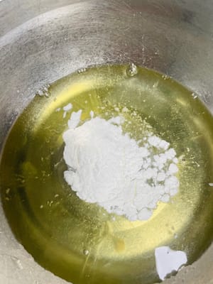 打发蛋白：先加入淀粉、柠檬汁手动拌均，才才电动打蛋器（避免飞粉）。分三次往蛋清里加白砂糖，电动打蛋器打发至小弯钩状态（蛋白霜细腻有光泽，筷子插入可短时不倒 ）。