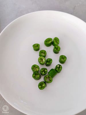 辣椒切成小節去籽