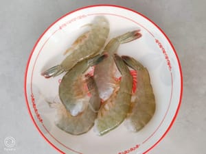 大虾去头，中间切开
