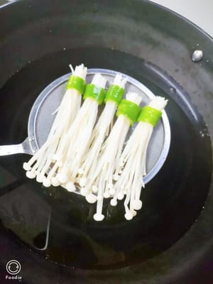 开水烫一下摆盘。