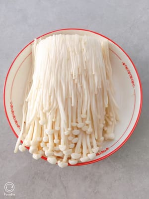 金针菇去根穿在辣椒里。