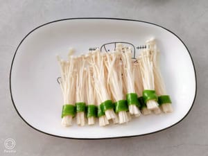金針菇去根穿在辣椒裡。
