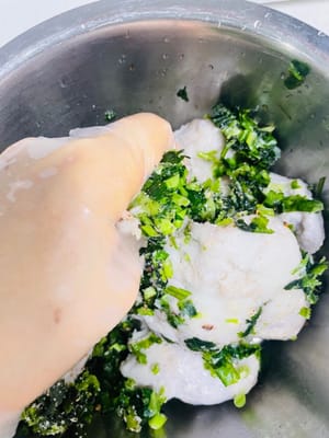 Portez des gants jetables et mélangez soigneusement pour mélanger les épices avec la pâte de taro.