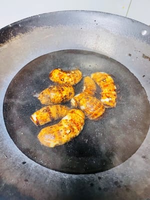 Choisissez du taro frais, nettoyez la surface, la terre et le sable, versez de l’eau froide dans une casserole, faites cuire à feu vif ou à la vapeur jusqu’à ce que la vapeur monte, jusqu’à ce que vous puissiez facilement le percer avec des baguettes. Retirez de la casserole et laissez refroidir, puis pelez la peau. Je ne pesais que 450 grammes.