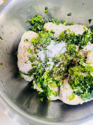 Préparez la garniture de base : ajoutez 7 g de sel, 2 g de poudre de poivre fraîchement moulu (si vous souhaitez une saveur différente, vous pouvez également choisir 2 g de poudre de cumin ou 1 g de poudre de cinq épices) et 2 g de MSG.