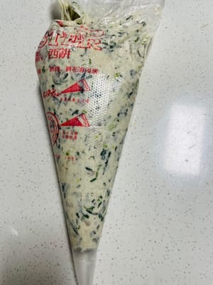 Versez la pâte de taro dans une poche à douille. Si vous n’en avez pas, aidez-vous de la base de votre main et d’une cuillère.