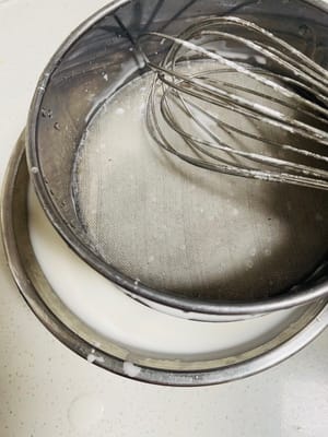 Sieve: Pour the mixed paste into the sieve, filter out the residue that cannot pass through, and get a smooth slurry for later use.
