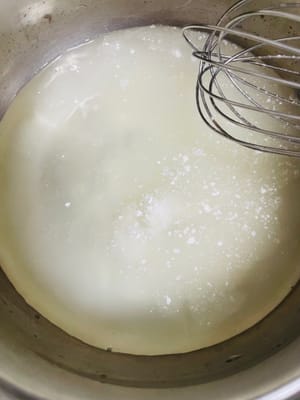 wait for the sugar solution to cool slightly, slowly add water chestnut powder, stirring while adding to ensure that the water chestnut powder is evenly dispersed without obvious lumps.