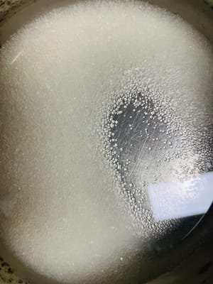 Take an appropriate amount of sugar, add 1/3 of water, turn on the fire and cook, stirring continuously until the sugar is completely dissolved and boiled. Then pour in the remaining cold boiled water, 170ml of water, stir quickly to cool the sugar solution.