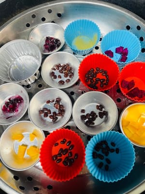 Prepare the tableware for making the bowl cake (glass bowls and silicone molds are easy to demould), put your favorite diced fruits, jams, etc. into the mold, such as mango pieces, dragon fruit cubes with blueberry jam, to add flavor and appearance.