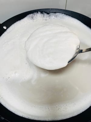 Cocinar la leche de soja: verter la leche de soja filtrada en la olla y cocinarla, utilizando un colador para filtrar la espuma de la parte superior. La leche de soja hervirá antes de alcanzar los 100 grados y continuará cocinándose durante 5 minutos después de hervir.