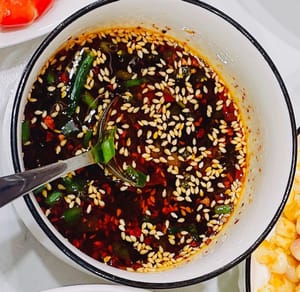 Aparece el pudín de tofu: filtra el agua y obtendrás pudín de tofu. Llené un bol y le agregué un poco de condimento para el alma, ya sabes, estaba muy delicioso…