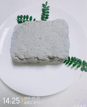 El tofu está listo: busca un molde hermético, ponle una gasa encima, vierte el pudin de tofu y presiona sobre él un objeto que pese unos 500 gramos durante unos 20 a 30 minutos. Yo nunca compraría el tipo que está afuera, ya que después de un tiempo producirá mucha agua.