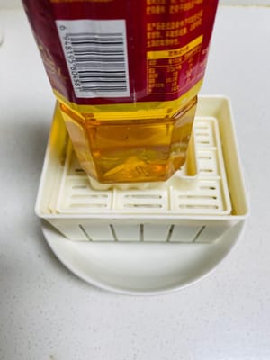 El tofu está listo: busca un molde hermético, ponle una gasa encima, vierte el pudin de tofu y presiona sobre él un objeto que pese unos 500 gramos durante unos 20 a 30 minutos. Yo nunca compraría el tipo que está afuera, ya que después de un tiempo producirá mucha agua.