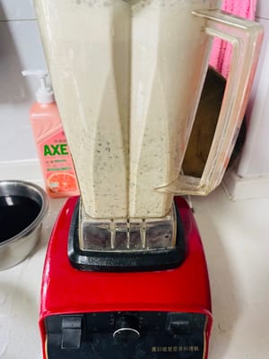 Hacer leche de soja: después de remojar 375 gramos de frijoles negros, se pueden convertir aproximadamente 750 gramos en leche de soja utilizando un procesador de alimentos o una máquina para hacer leche de soja.
Experiencia: 1. En un procesador de alimentos como el mío, licua unos 250 gramos de frijoles negros remojados con 2000 gramos de agua. Primero agregue unos 400 gramos de agua a los frijoles negros y licúelos, luego agregue 1000 gramos de agua para continuar licuando. Agregar demasiada agua a la vez hará que sea difícil triturarlos. Para no desperdiciar, filtré el jugo y vertí los restos de frijoles en el procesador de alimentos, agregué 600 gramos de agua y licué nuevamente (este es un procedimiento). Repita los 3 pasos para 750 g de frijoles negros remojados.
2. Seleccione la función de frutas y verduras de la máquina de leche de soja, agregue 250 gramos de soja remojada y 1500 gramos de agua. Definitivamente está por encima del nivel del agua. No importa si no se puede cubrir. Quedará cubierto una vez que enciendas la máquina y la gires.