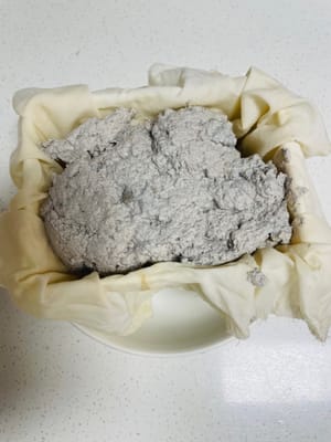 El tofu está listo: busca un molde hermético, ponle una gasa encima, vierte el pudin de tofu y presiona sobre él un objeto que pese unos 500 gramos durante unos 20 a 30 minutos. Yo nunca compraría el tipo que está afuera, ya que después de un tiempo producirá mucha agua.