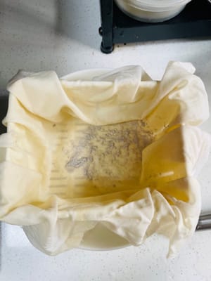 El tofu está listo: busca un molde hermético, ponle una gasa encima, vierte el pudin de tofu y presiona sobre él un objeto que pese unos 500 gramos durante unos 20 a 30 minutos. Yo nunca compraría el tipo que está afuera, ya que después de un tiempo producirá mucha agua.
