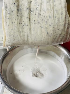 Filtrar la leche de soja: Me parece más cómoda esta bolsa, pero también puedes utilizar una gasa.