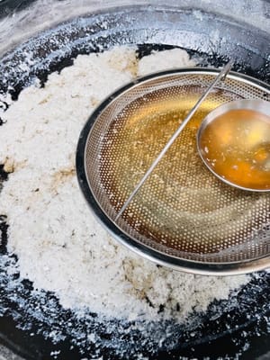 Aparece el pudín de tofu: filtra el agua y obtendrás pudín de tofu. Llené un bol y le agregué un poco de condimento para el alma, ya sabes, estaba muy delicioso…
