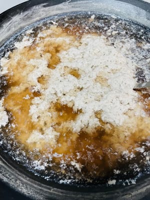 Aparece el pudín de tofu: filtra el agua y obtendrás pudín de tofu. Llené un bol y le agregué un poco de condimento para el alma, ya sabes, estaba muy delicioso…